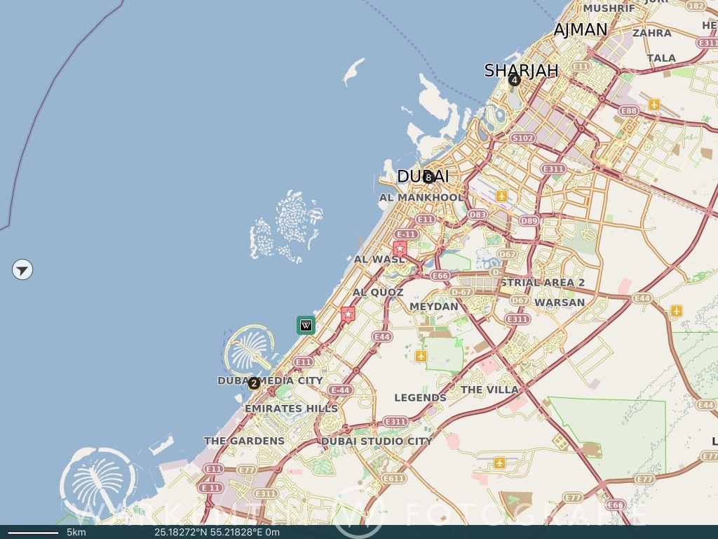 Even in cities like Dubai with very high buildings or particularly narrow streets, where the interception reception is limited, an offline map is very useful.